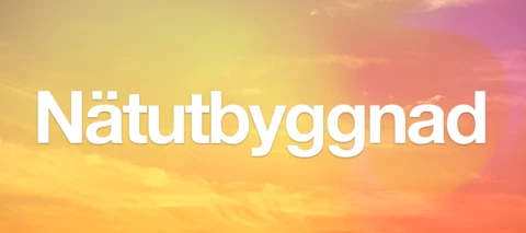 En molnig kvällshimmel med texten "nätutbyggnad".